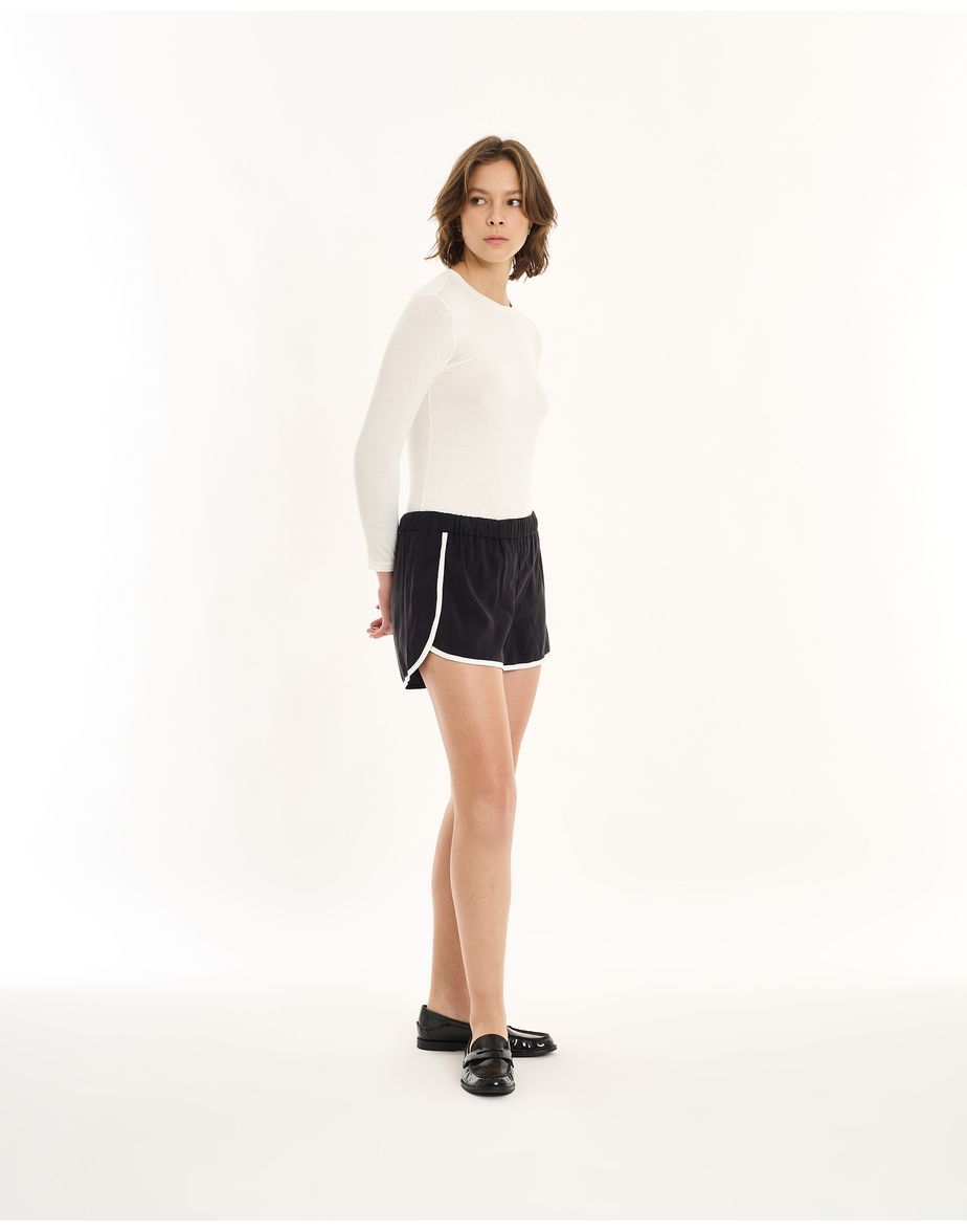 Short corredor in preto