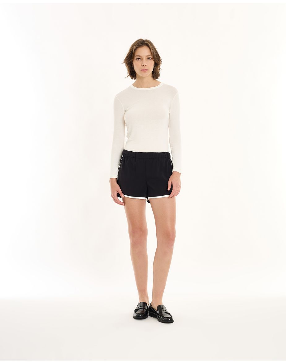 Short corredor in preto