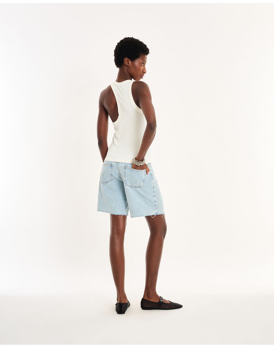 Regata assimétrica nos off-white
