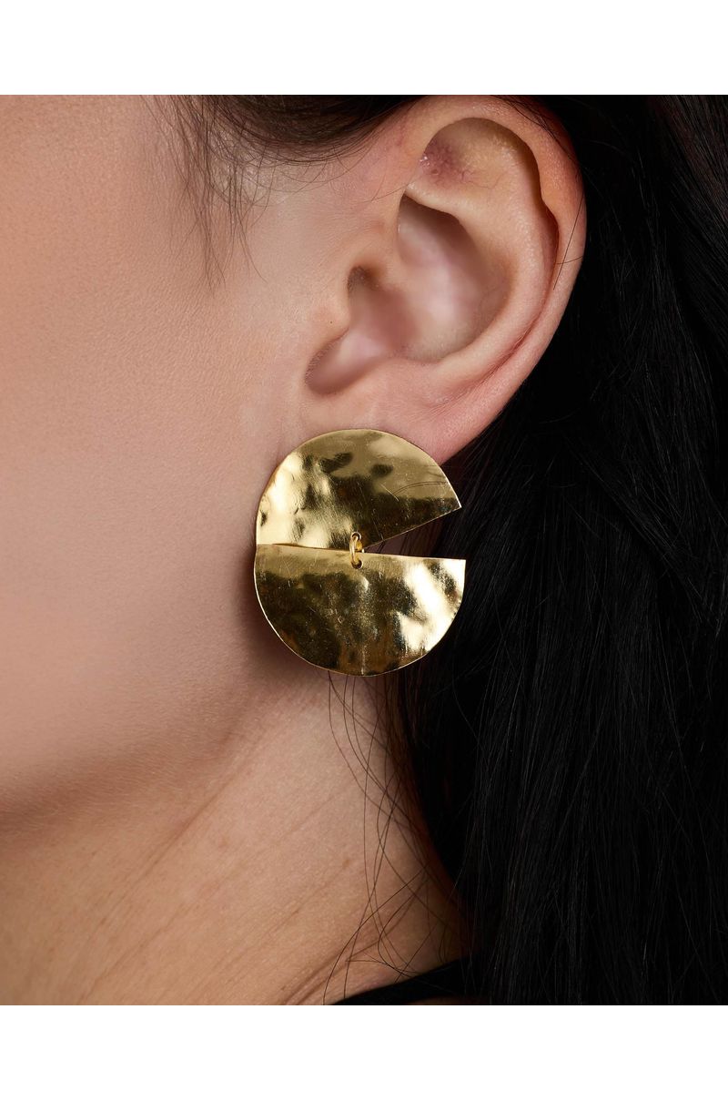 Brinco medalha ebi dourado