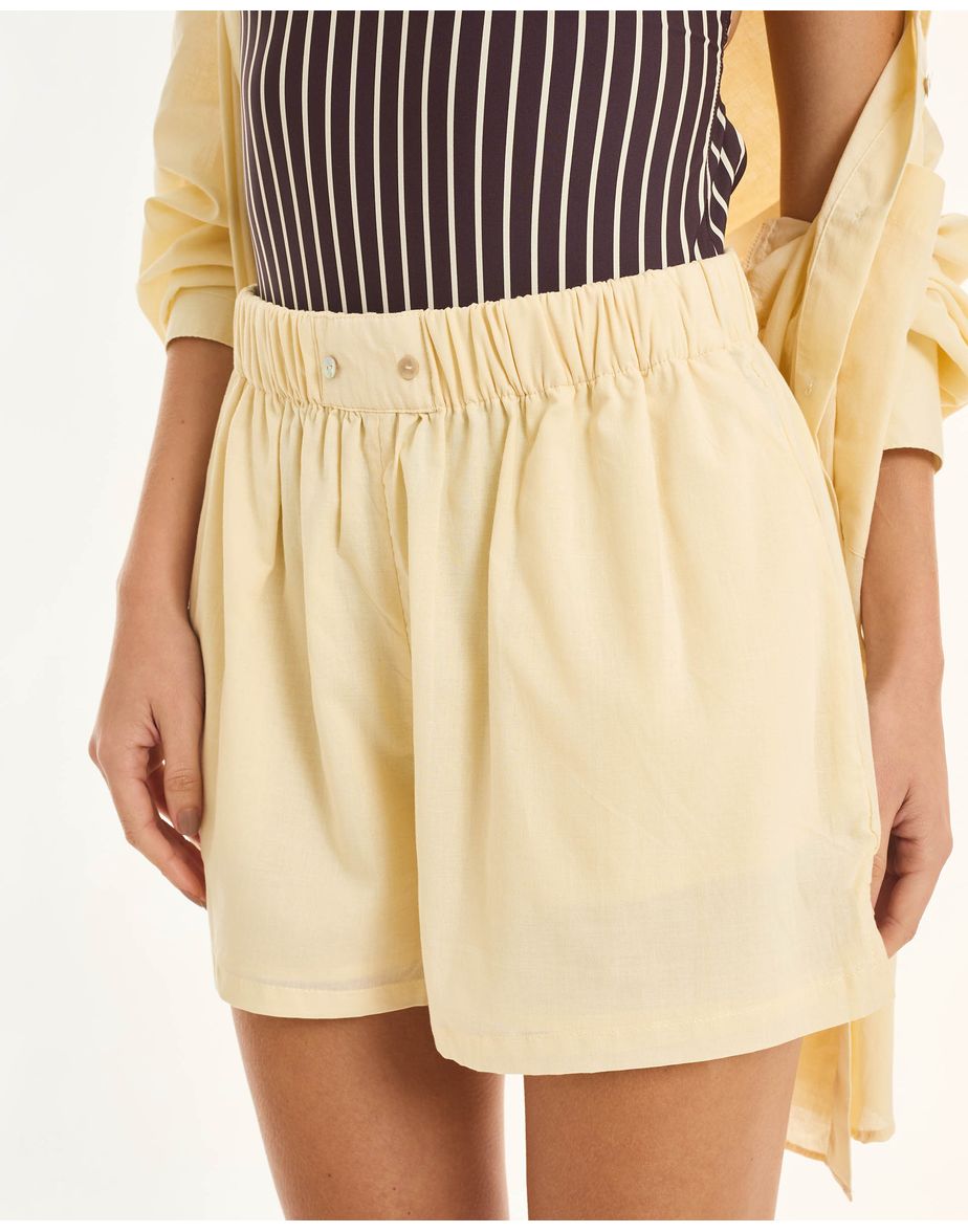 Short over tec off-white
