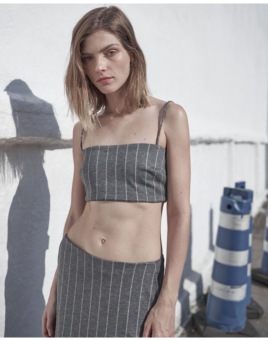 Top risca gru cinza